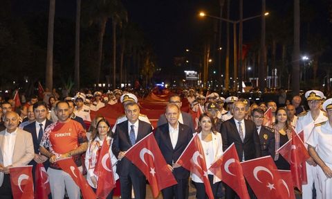 Mersin'de 102 Metre Türk Bayrağıyla Etkinlik Düzenlendi