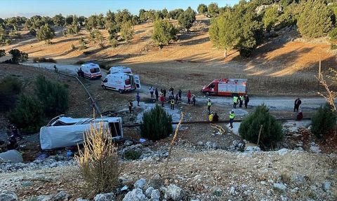 Mersin'de Tarım İşçilerini Taşıyan Minibüs Kazası