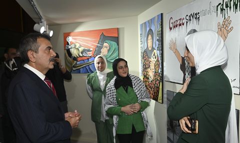 Milli Eğitim Bakanı Tekin Filistinli Öğrencilerin Resim Sergisini Ziyaret Etti