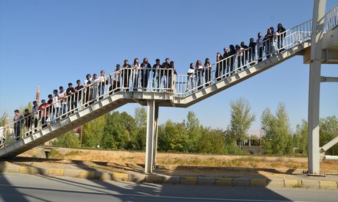 Muş'ta Lise Öğrencilerinden İsrail'e Protesto Yürüyüşü