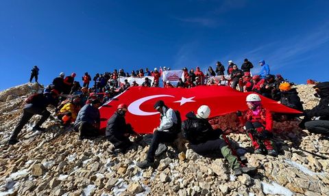 Niğde'de Dağcılar Cumhuriyet Bayramı'nı Aladağlar'da Kutladı