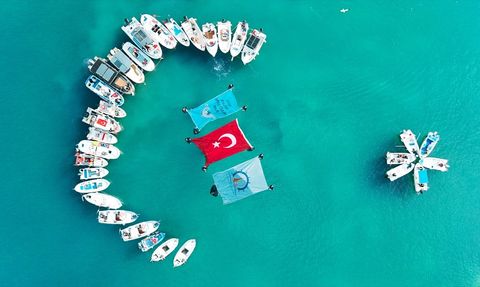 Samsun'da Deniz Üzerinde Ay Yıldız Koreografisi