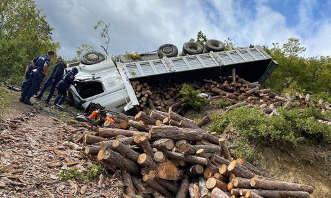 Samsun'da Kamyon Devrildi: Sürücü Hayatını Kaybetti