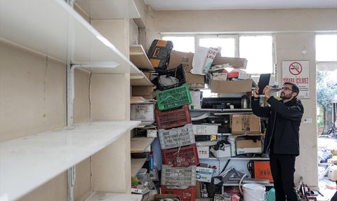 Sındırgı'da Deprem Sonrası Hasar Tespit ve Enkaz Kaldırma Çalışmaları