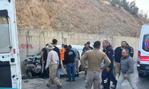 Şırnak'ta Minibüs ve Hafif Ticari Araç Çarpıştı