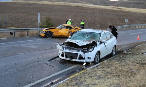 Sivas'ta Feci Kaza: İki Sürücü Ağır Yaralandı