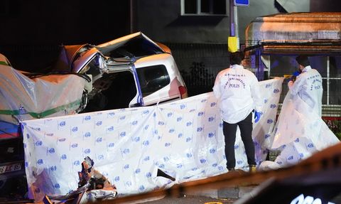 Sultanbeyli'de Kaçan Araç Tıra Çarptı: 1 Ölü, 1 Yaralı