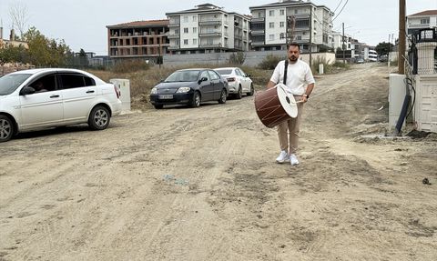 Tekirdağ'da Müzisyen Protesto Yöntemiyle Dikkat Çekti