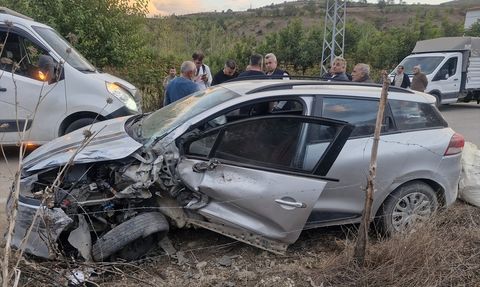 Tokat'ta Otomobil ve Minibüs Çarpıştı: 5 Yaralı