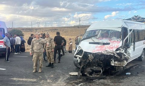 Van'da Öğrenci Servisi ile Tır Çarpıştı: 14 Yaralı