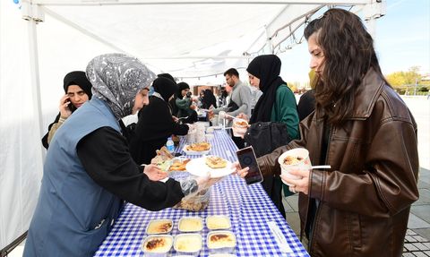 Van Yüzüncü Yıl Üniversitesi'nde Gazze Yararı için Kermes Düzenlendi