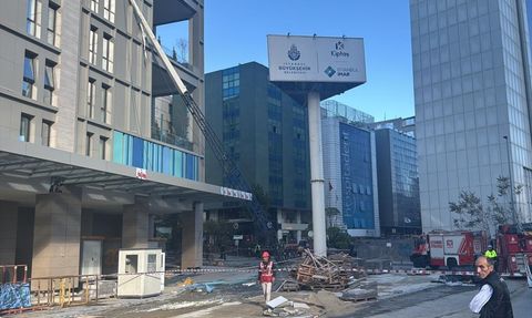 Vinç Devrilmesi Şişli'deki Yurt Binasında Hasara Neden Oldu