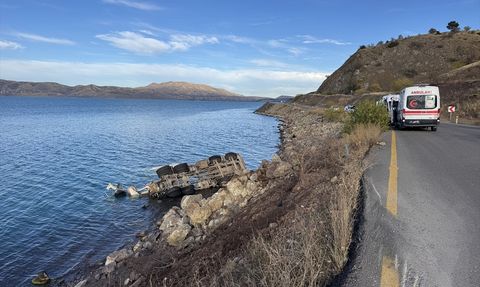 Elazığ'da Beton Mikserinin Hazar Gölü'ne Devrilmesi Sonucu Yaralı Var