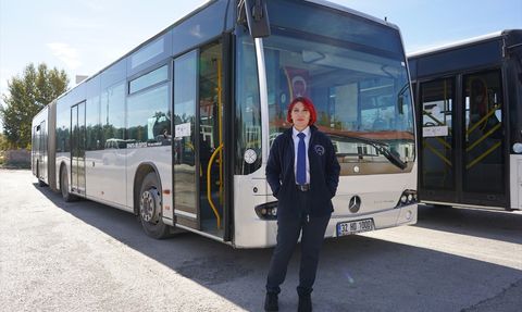 Isparta'da Kadın Otobüs Şoförü Hayalini Gerçekleştirdi