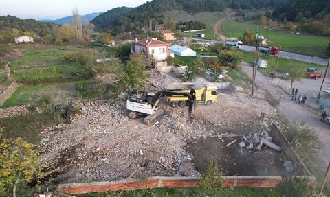 Sındırgı'da Deprem Sonrası Yıkım Çalışmaları Devam Ediyor