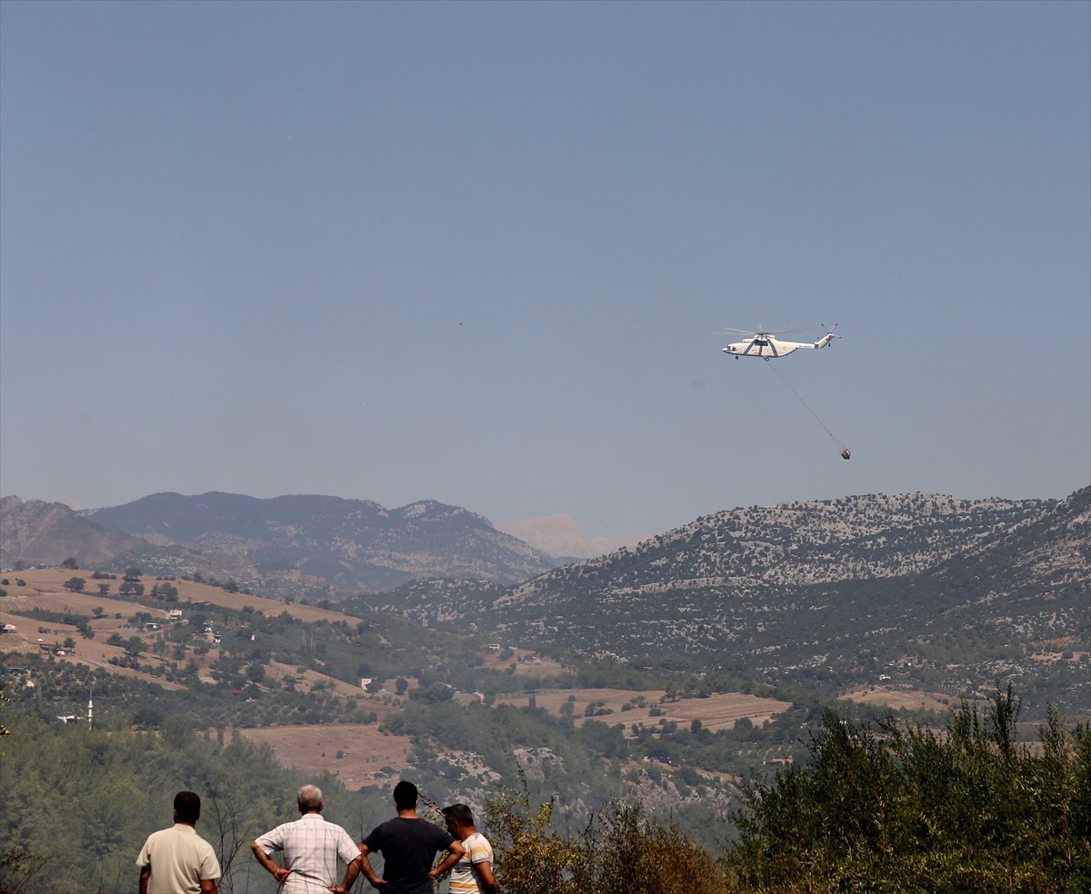 Adana'nın Kozan ilçesinde çıkan orman yangınına karadan ve havadan müdahale ediliyor.