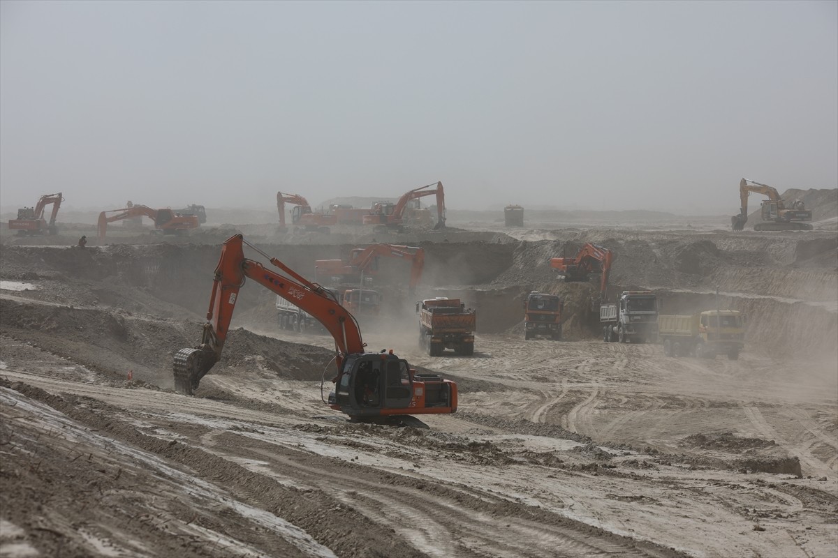 Afganistan'ın kuzeyine su getirilerek geniş çorak alanları tarım arazisine dönüştürme hedefiyle...
