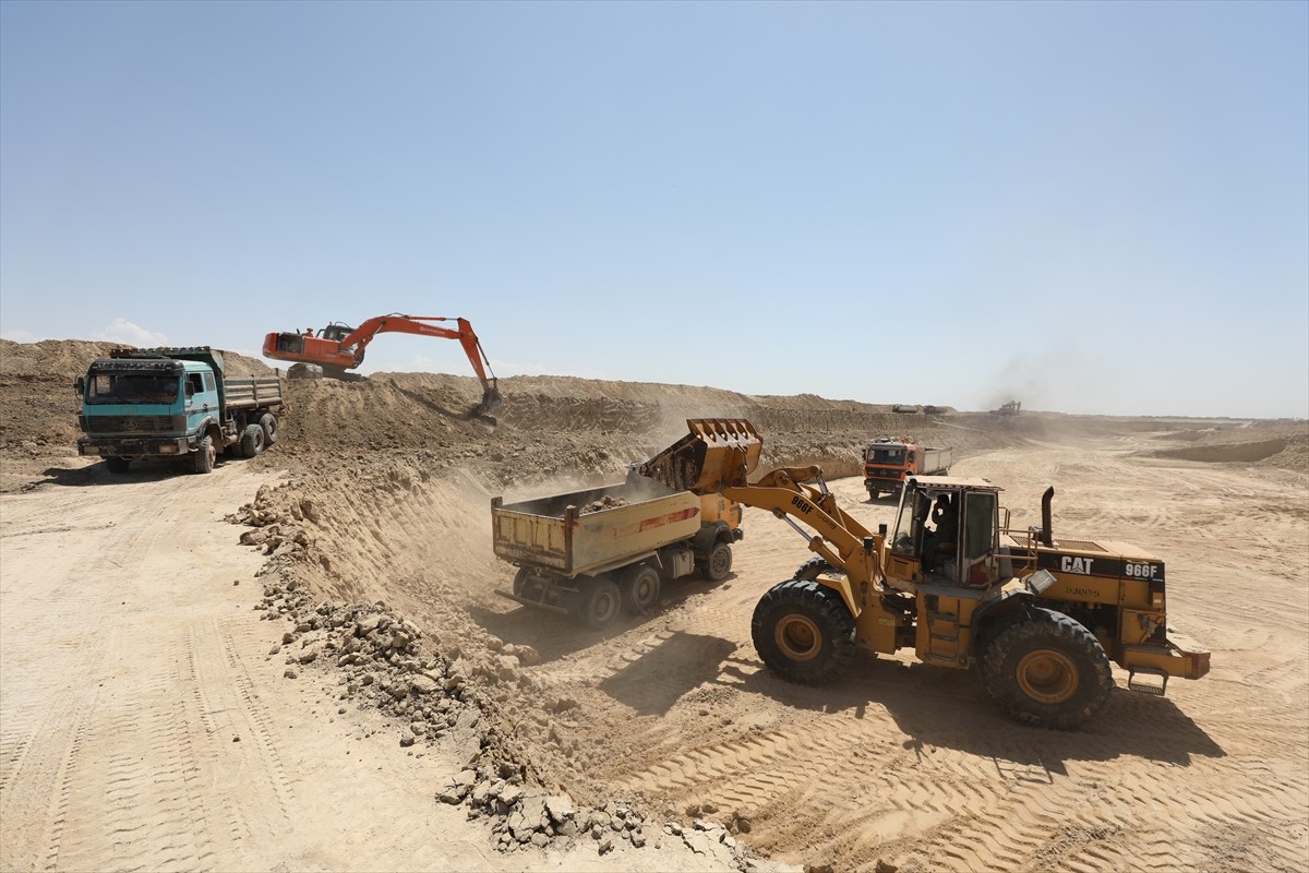 Afganistan'ın kuzeyine su getirilerek geniş çorak alanları tarım arazisine dönüştürme hedefiyle...