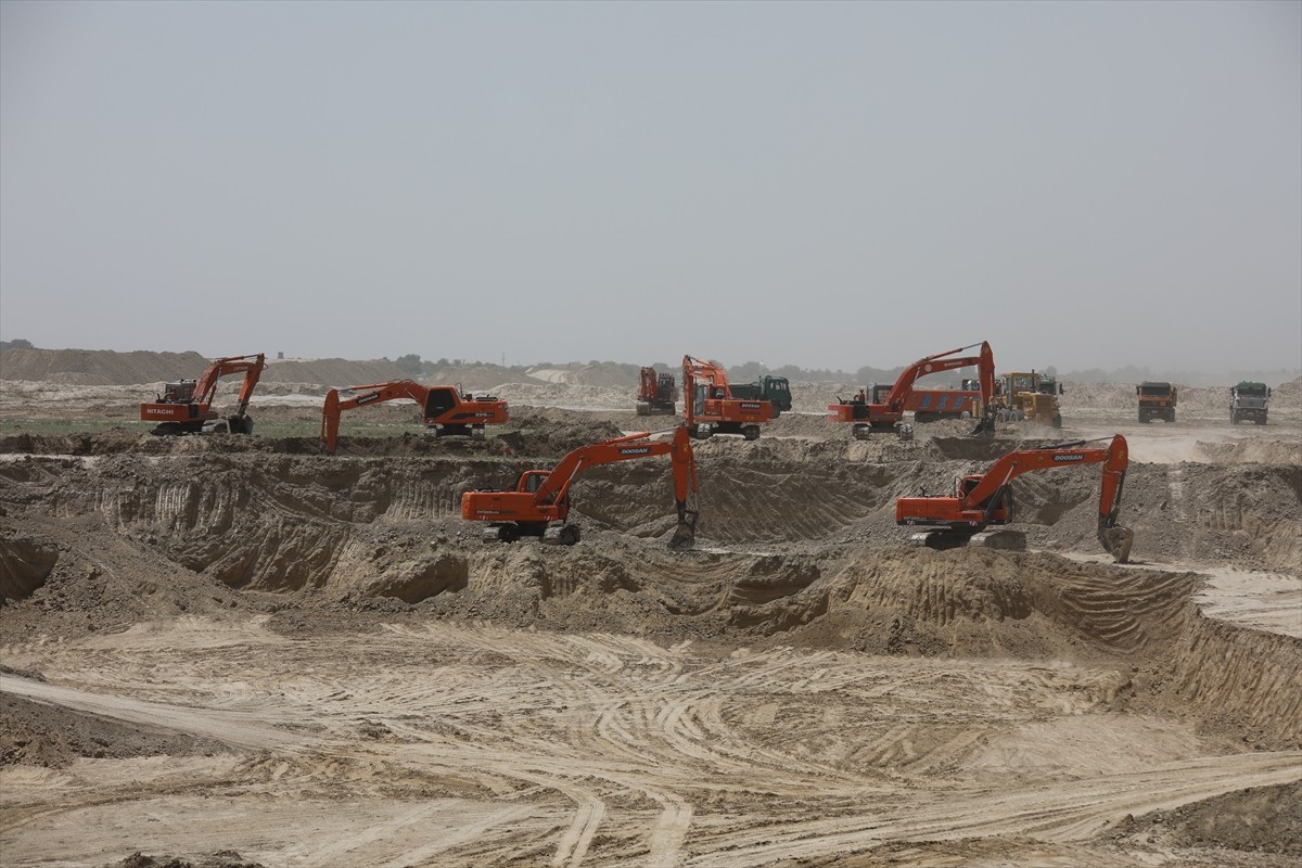 Afganistan'ın kuzeyine su getirilerek geniş çorak alanları tarım arazisine dönüştürme hedefiyle...