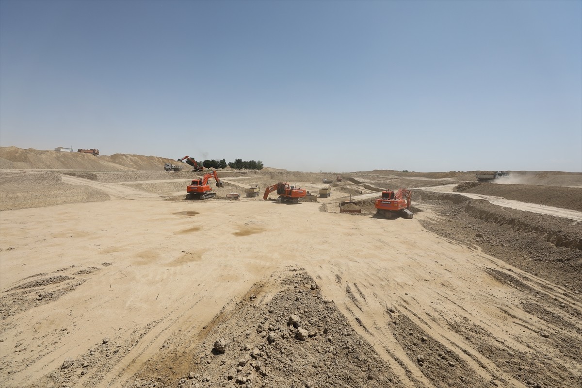 Afganistan'ın kuzeyine su getirilerek geniş çorak alanları tarım arazisine dönüştürme hedefiyle...