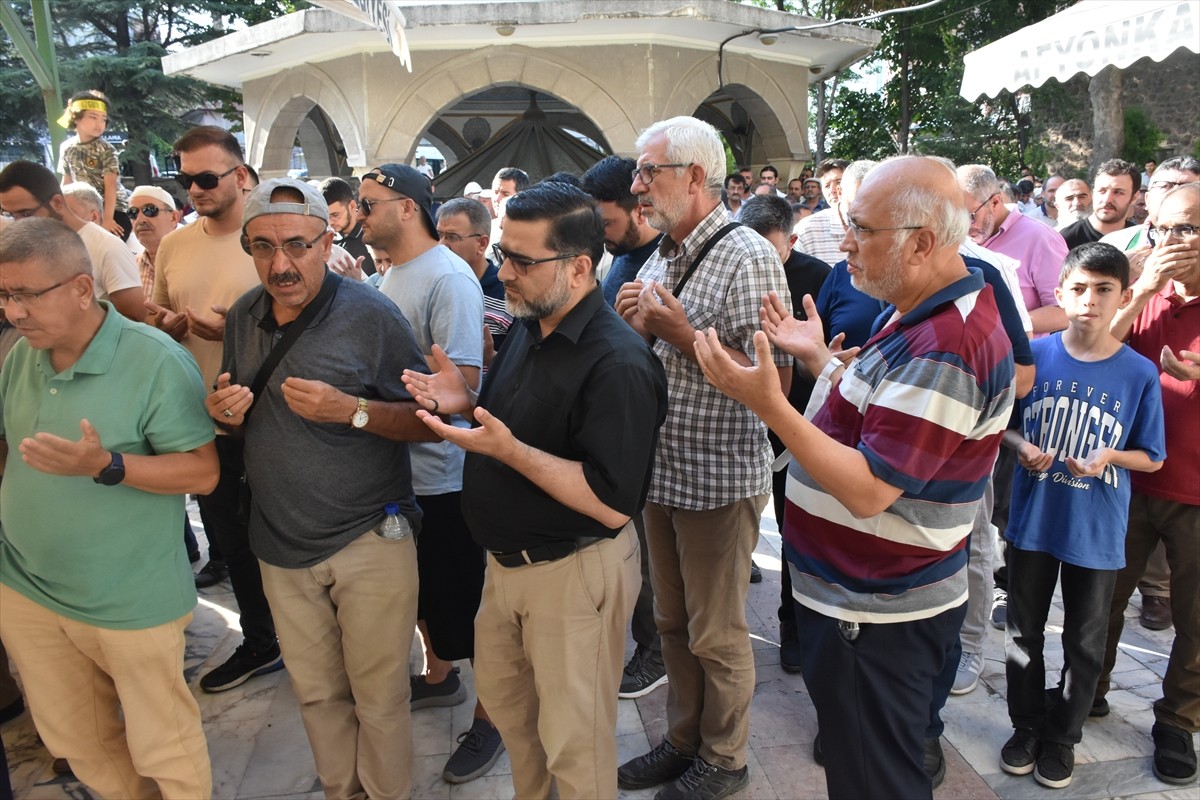 Afyonkarahisar'da da Sivil Toplum Kuruluşları Platformu üyeleri, İran'ın başkenti Tahran'da...