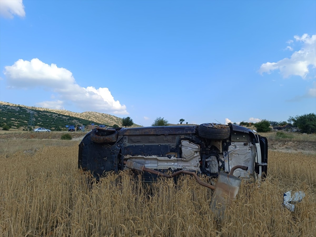 Afyonkarahisar'ın Dinar ilçesinde tarlaya devrilen otomobildeki biri çocuk, 5 kişi yaralandı.