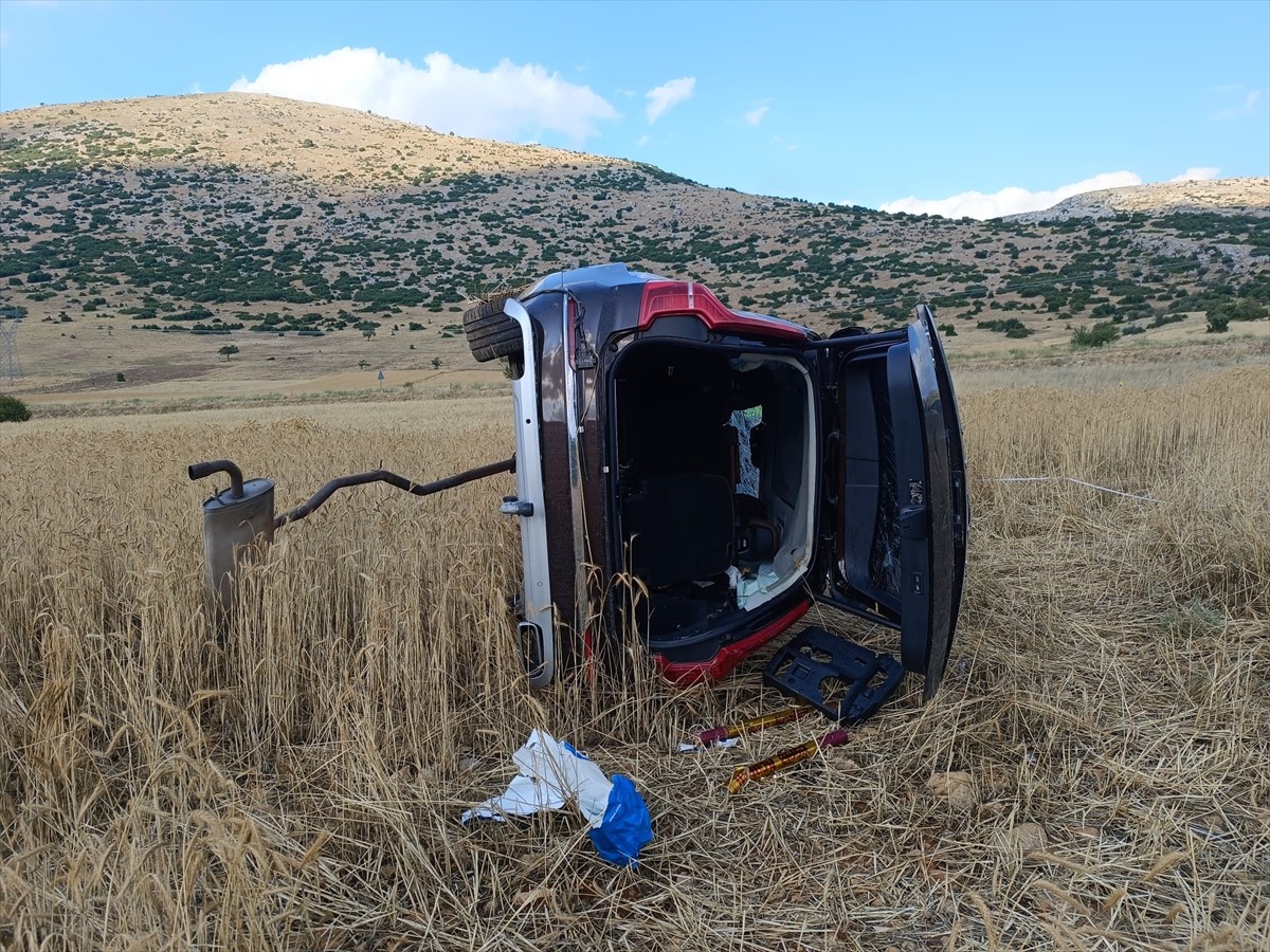 Afyonkarahisar'ın Dinar ilçesinde tarlaya devrilen otomobildeki biri çocuk, 5 kişi yaralandı.