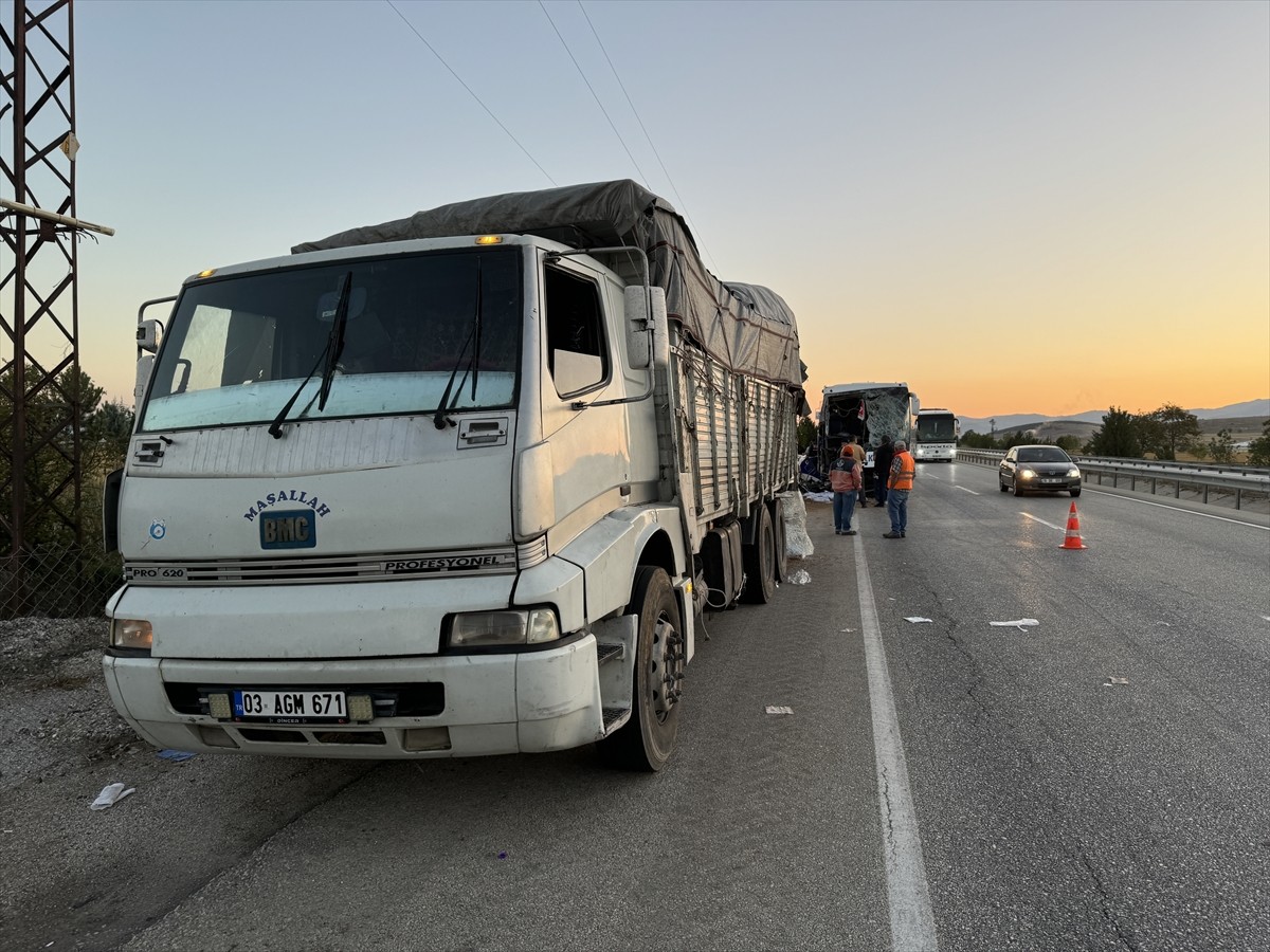  Afyonkarahisar'ın Sandıklı ilçesinde yolcu otobüsü ile yem yüklü kamyonun çarpışması sonucu 1...