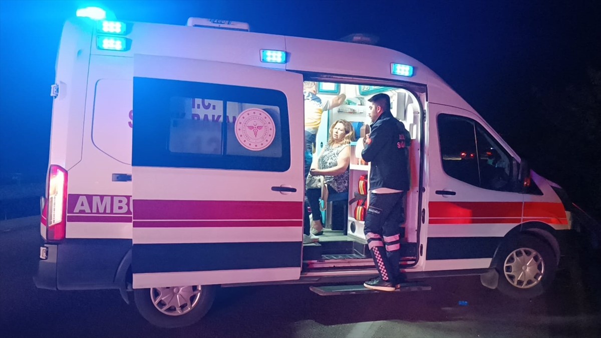 Afyonkarahisar'ın Sandıklı ilçesinde yolcu otobüsü ile yem yüklü kamyonun çarpışması sonucu 1 kişi...