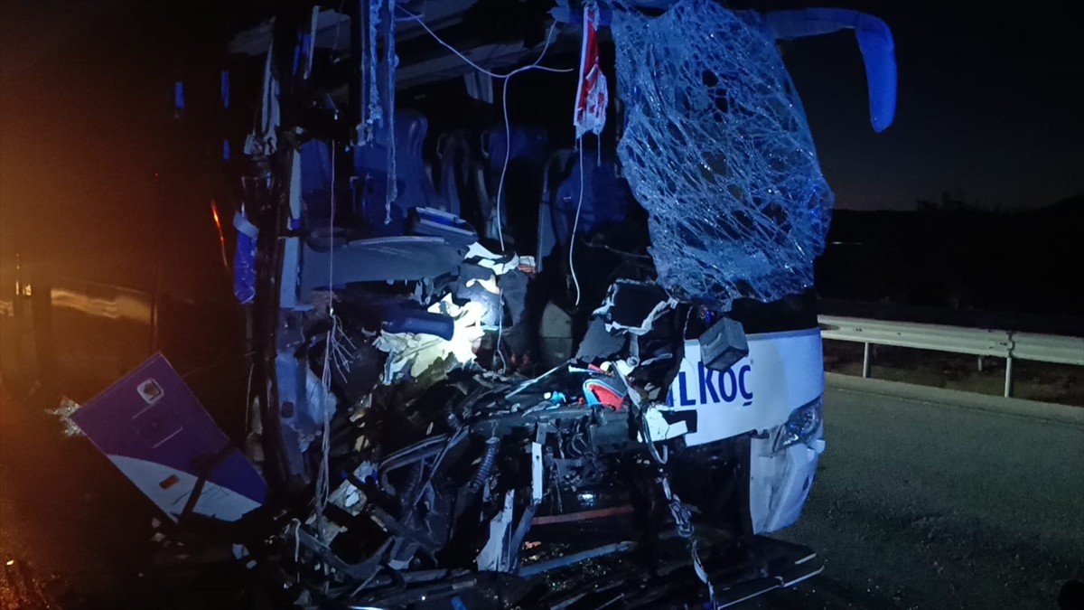 Afyonkarahisar'ın Sandıklı ilçesinde yolcu otobüsü ile yem yüklü kamyonun çarpışması sonucu 1 kişi...