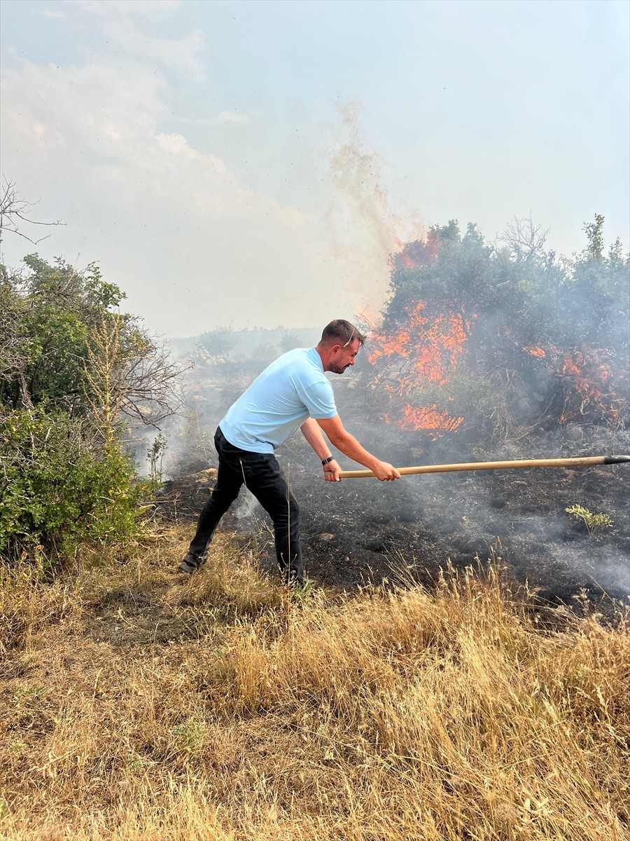 Afyonkarahisar'ın Şuhut ilçesinde dağlık alanda çıkan örtü yangınını söndürmek için ekipler...