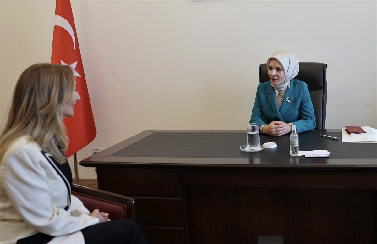 Aile ve Sosyal Hizmetler Bakanı Mahinur Özdemir Göktaş (sağda), CHP Genel Başkan Yardımcısı ve...