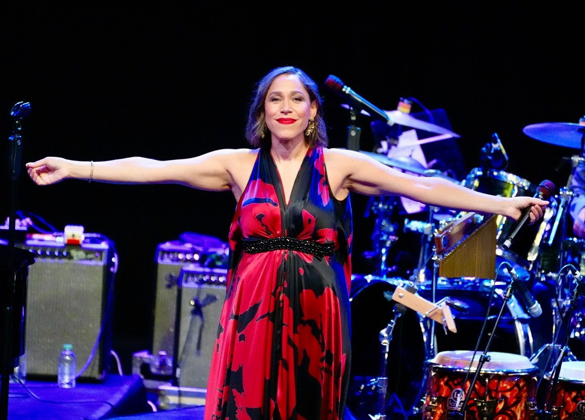 Albümlerinde Türkçe dahil 25 dilde şarkılara yer veren ABD'li müzik grubu Pink Martini, Harbiye...