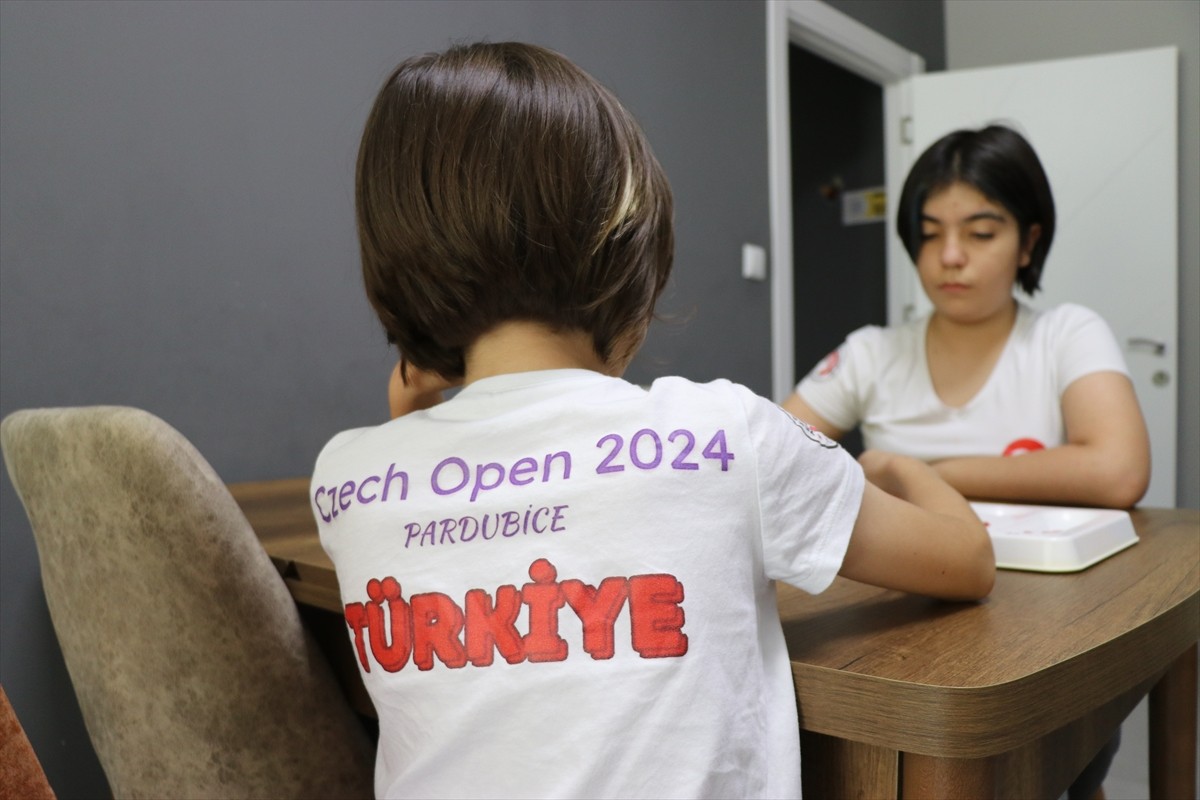 Amasya'da 6 yaşında annesinin yönlendirmesiyle zeka oyunlarına başlayan 9 yaşındaki Mihrimah...