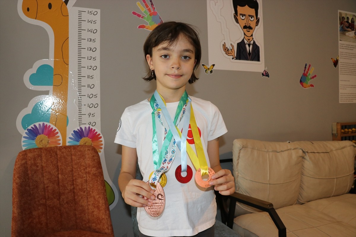 Amasya'da 6 yaşında annesinin yönlendirmesiyle zeka oyunlarına başlayan 9 yaşındaki Mihrimah...