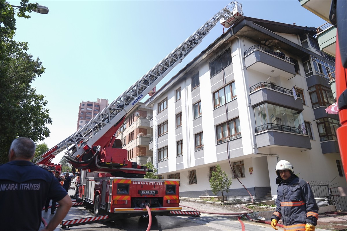 Ankara'nın Çankaya ilçesinde, apartman dairesinde çıkan yangın sırasında balkonda mahsur kalan...