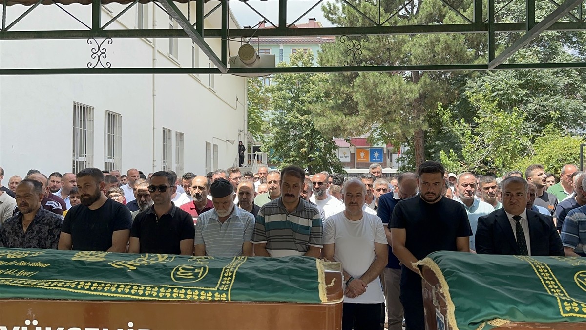 Ankara'nın Çubuk ilçesinde, inşaatın 6'ncı katından asansör boşluğuna düşerek hayatını kaybeden 15...