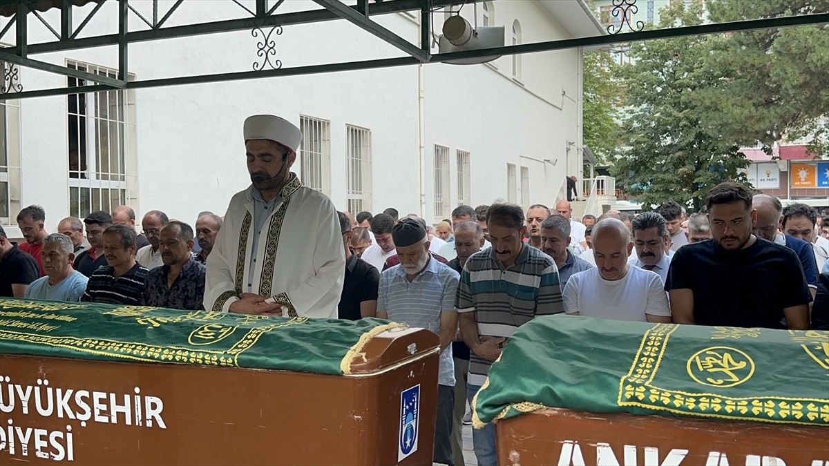 Ankara'nın Çubuk ilçesinde, inşaatın 6'ncı katından asansör boşluğuna düşerek hayatını kaybeden 15...