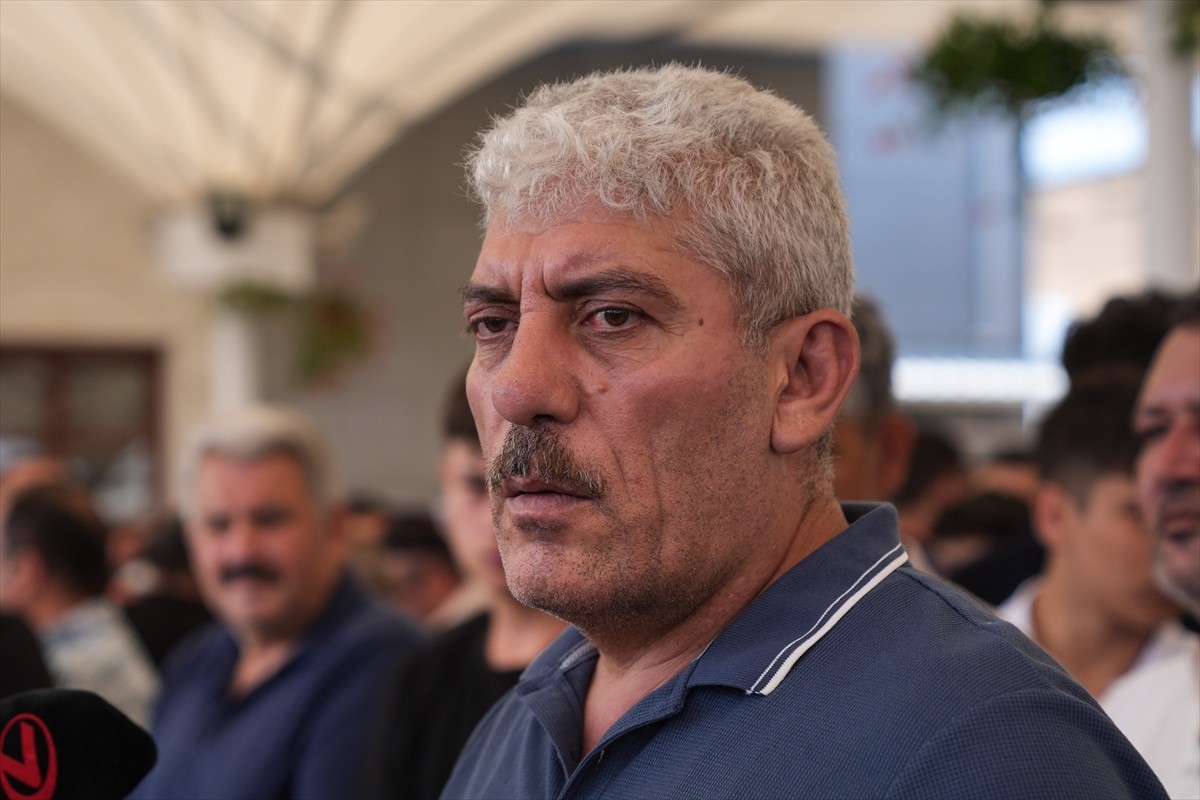 Ankara'nın Sincan ilçesinde, asansör boşluğuna düşerek hayatını kaybeden Beren Su Bolat'ın cenaze...