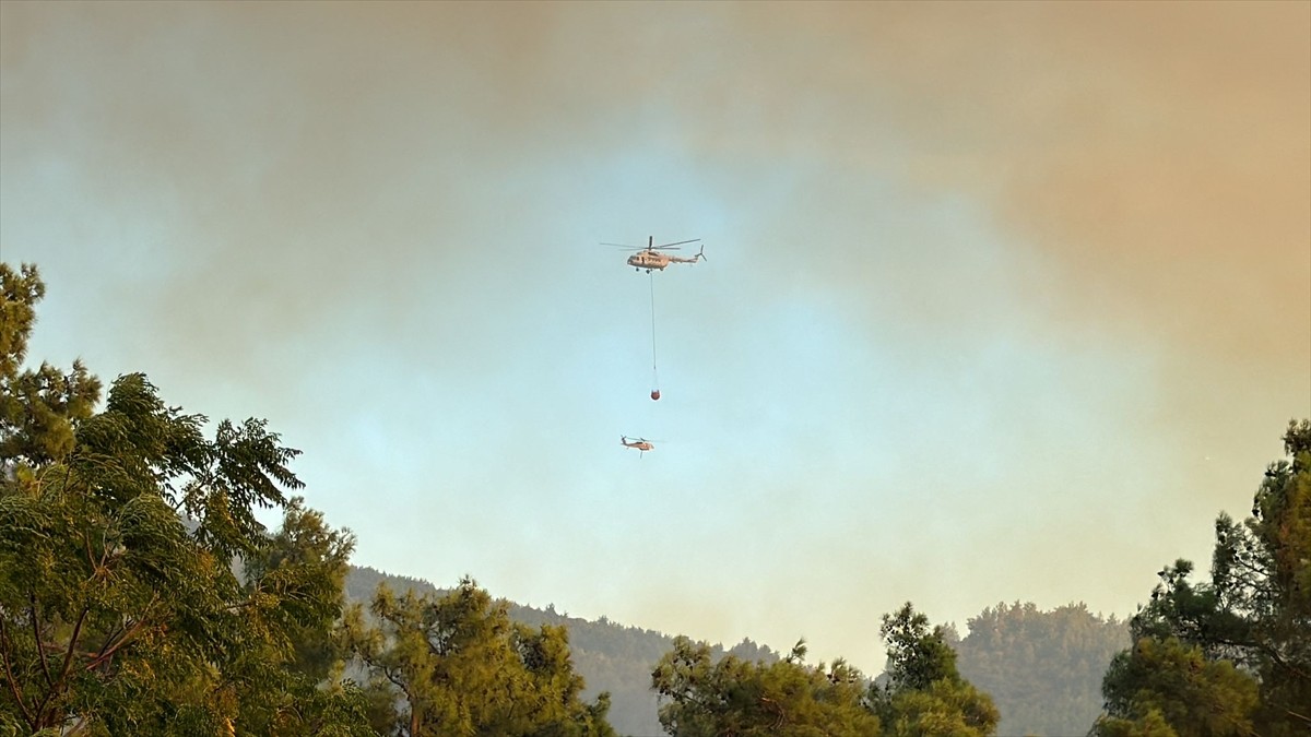 Antalya'nın Serik ilçesinde ormanlık alanda çıkan yangına havadan ve karadan müdahale...