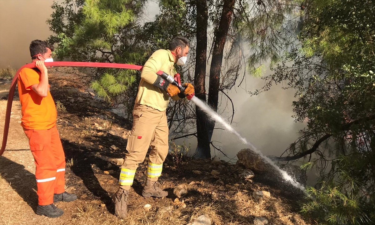 Antalya'nın Serik ilçesinde ormanlık alanda çıkan yangına havadan ve karadan müdahale...