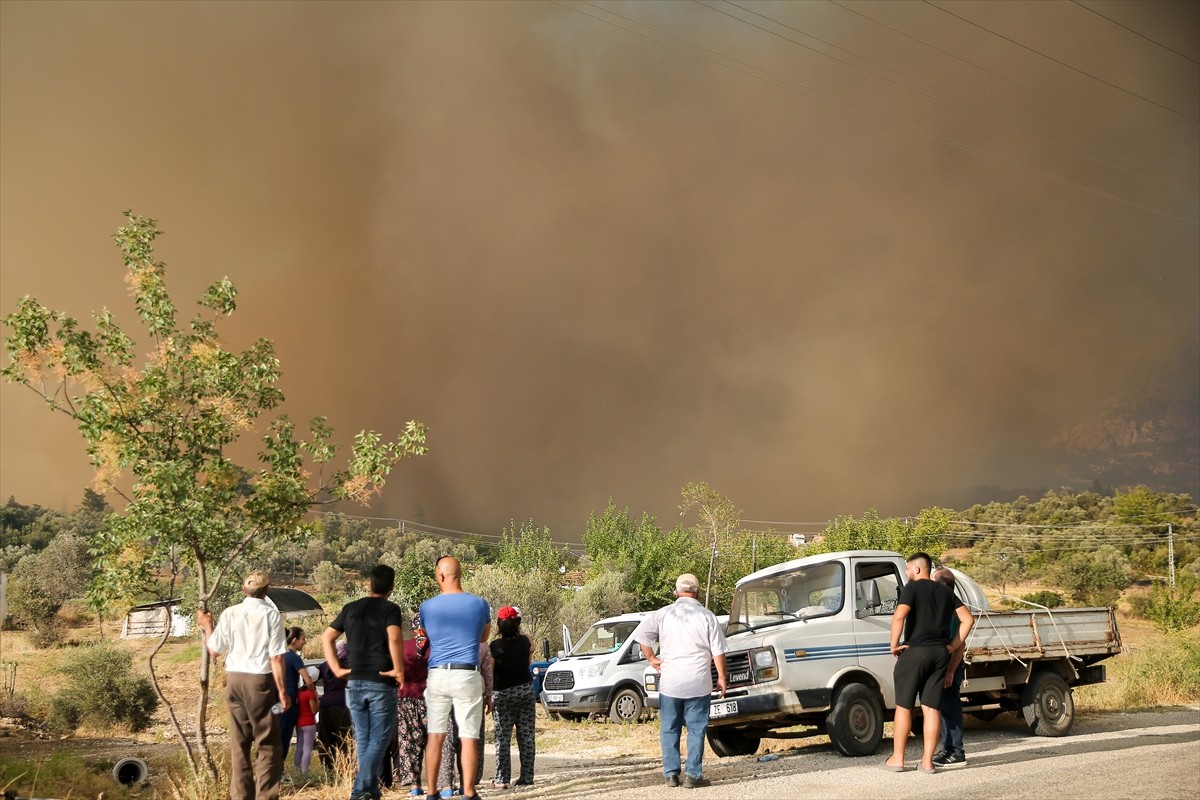 Antalya'nın Serik ilçesinde ormanlık alanda çıkan yangına havadan ve karadan müdahale...