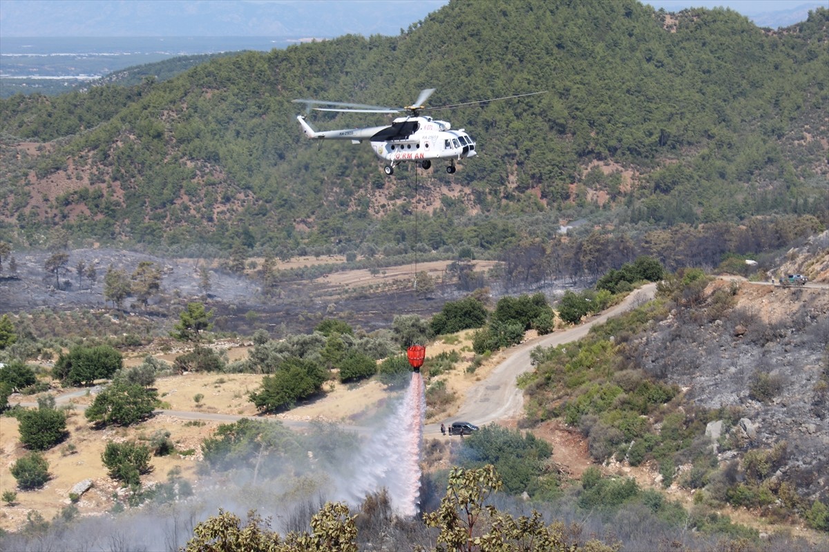 Antalya'nın Serik ilçesinde ormanlık alanda dün çıkan yangın, kontrol altına alındı.
