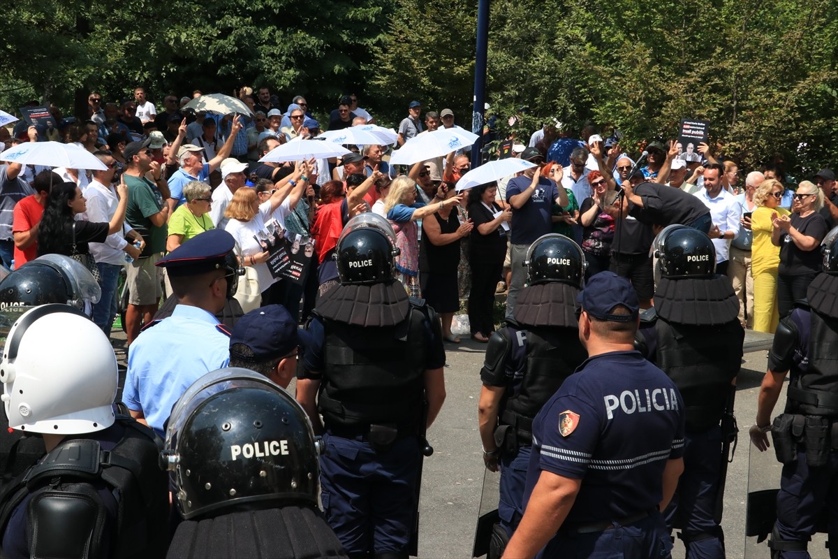 Arnavutluk'un başkenti Tiran'da, Belediye Başkanı Erion Veliaj'ın istifası, "belediyedeki...