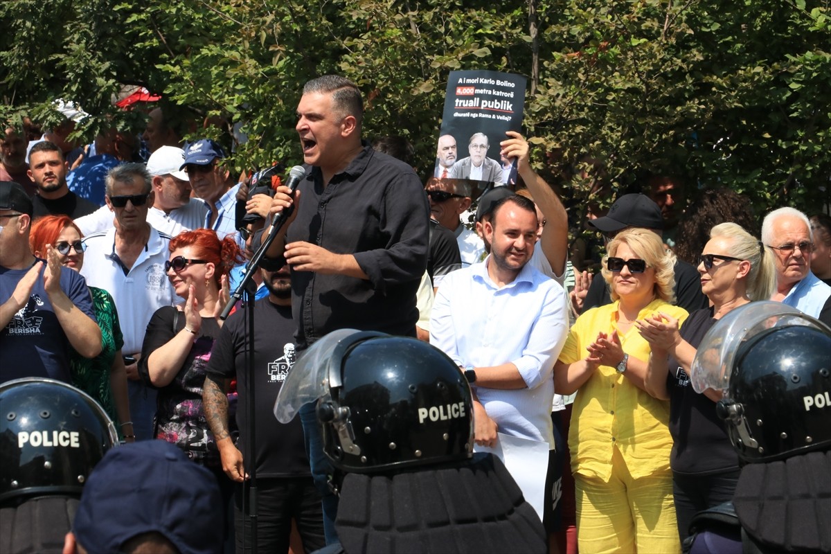 Arnavutluk'un başkenti Tiran'da, Belediye Başkanı Erion Veliaj'ın istifası, "belediyedeki...