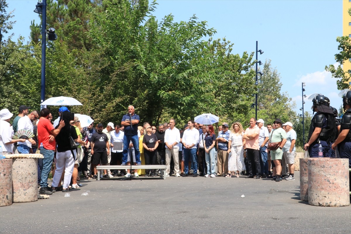 Arnavutluk'un başkenti Tiran'da, Belediye Başkanı Erion Veliaj'ın istifası, "belediyedeki...