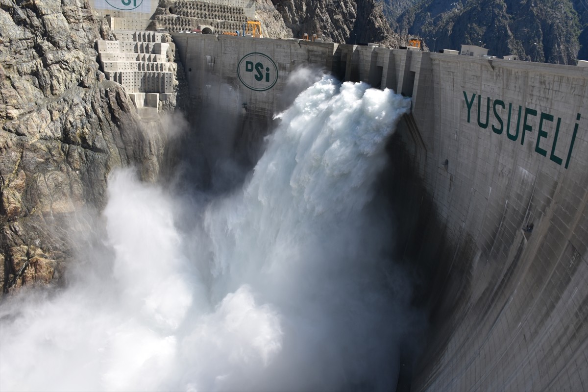 Artvin'de, temelden 275 metre gövde yüksekliğiyle Türkiye'nin en yüksek, dünyanın ise 5'inci...