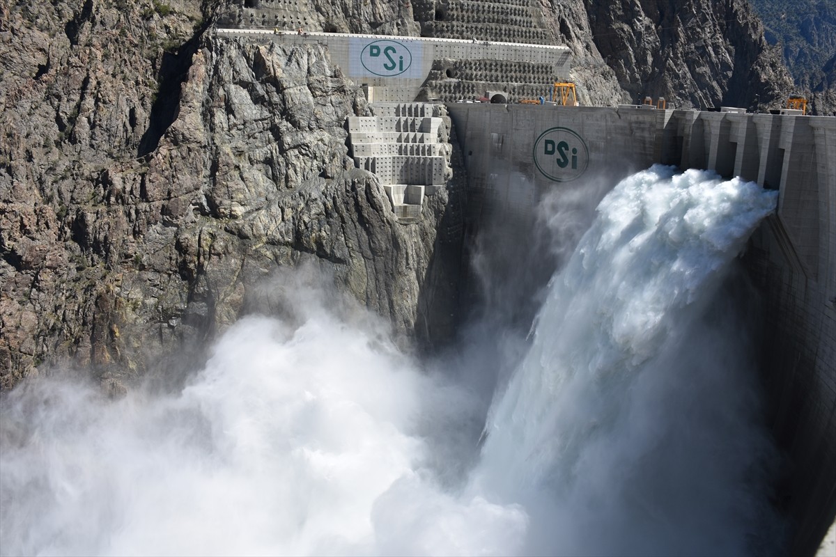 Artvin'de, temelden 275 metre gövde yüksekliğiyle Türkiye'nin en yüksek, dünyanın ise 5'inci...