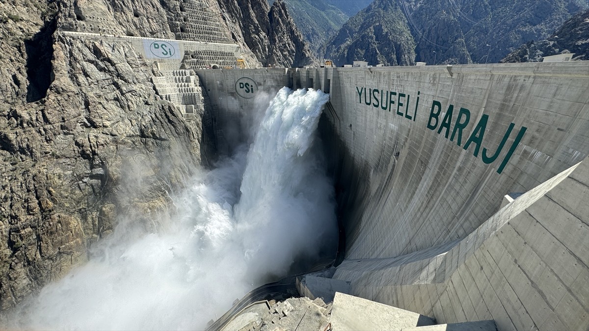 Artvin'de, temelden 275 metre gövde yüksekliğiyle Türkiye'nin en yüksek, dünyanın ise 5'inci...
