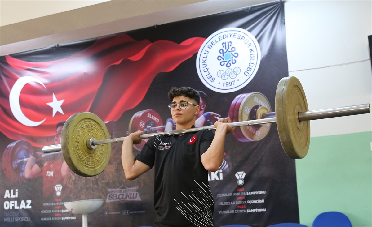 Babasının yönlendirmesiyle başlayıp milli halterci kız kardeşinin desteğiyle halterde ilerleyen...